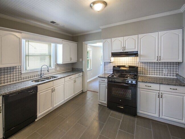 Building Photo - 3 Bed, 2 Bath near UOM