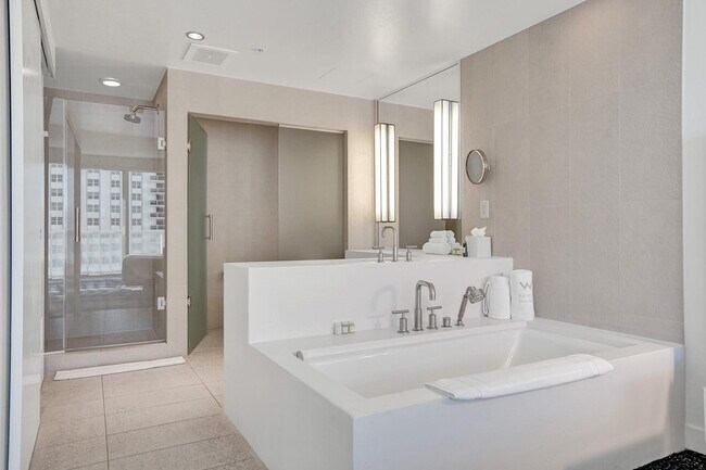 Building Photo - 3101 Bayshore Dr