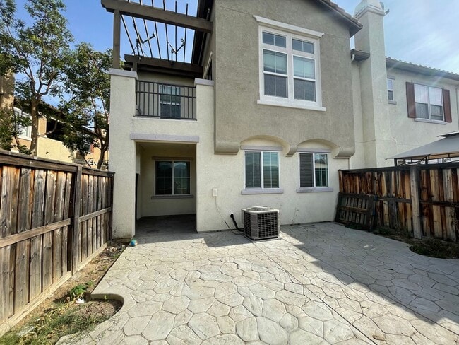 Building Photo - Three Bedroom Two Bathroom Condo in Lake E...