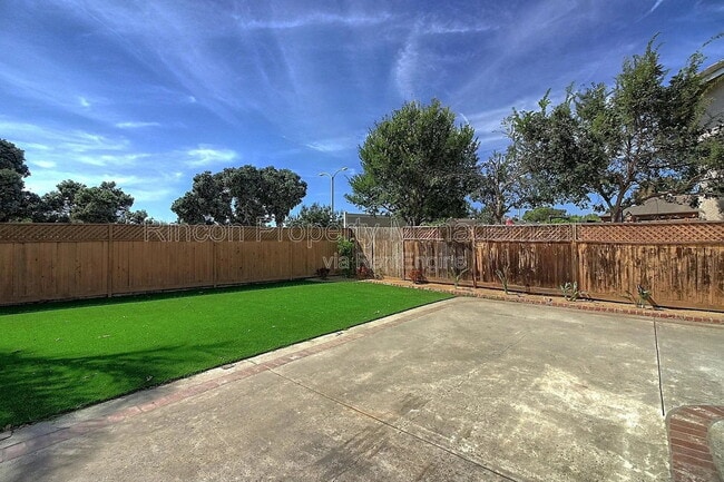 Building Photo - 2585 Warbler Ave
