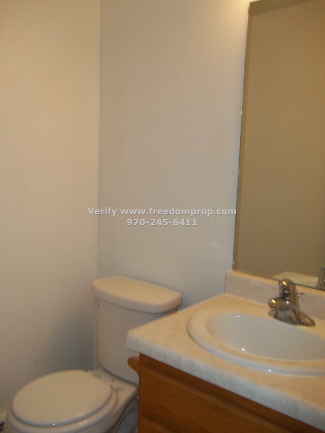 Building Photo - Three Bedroom Home with primary bedroom on...