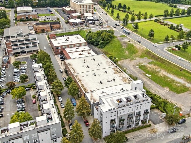 Building Photo - 915 Westmere Ave