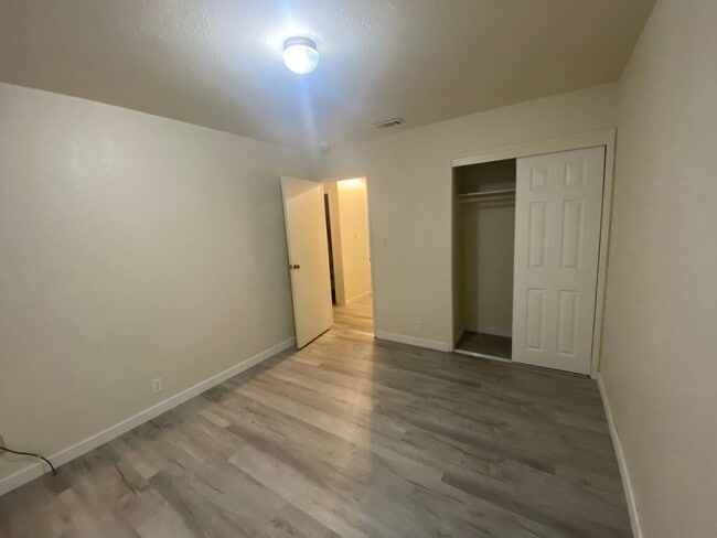 Building Photo - 561 Azalea Way