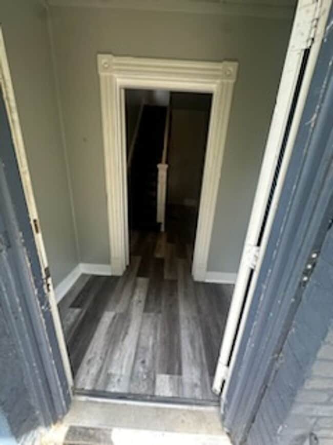Building Photo - Newly updated 2 bedroom 1 bath apartment for rent