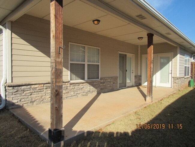 Building Photo - 505 NW Fairway Villa Dr