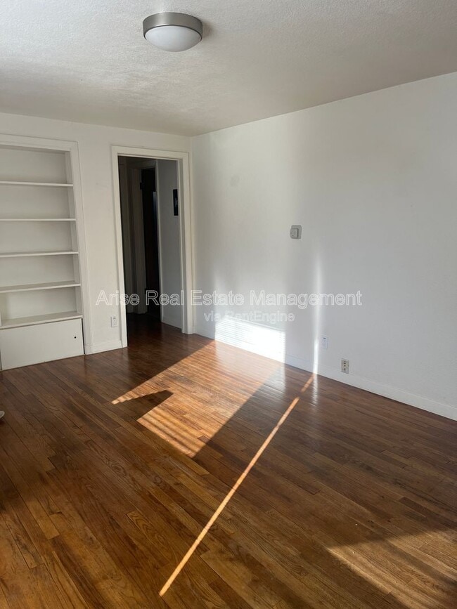 Building Photo - 130 SW Canyon Dr