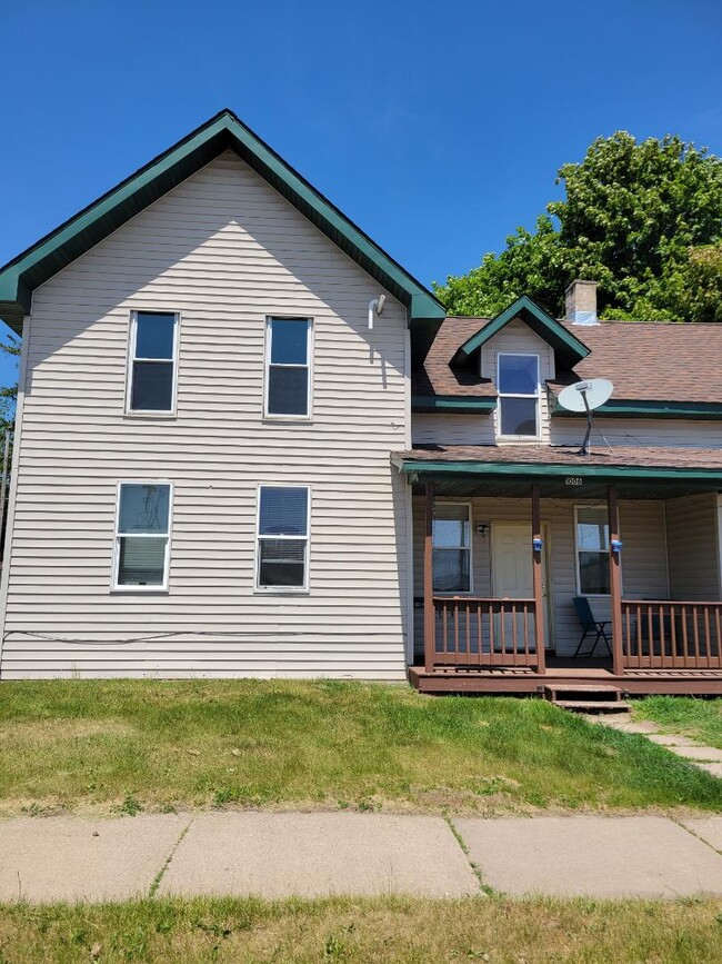 Building Photo - 1006 E 2nd St