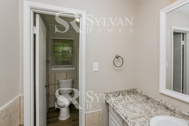 Building Photo - Step into this stunning 3-bedroom, 2-bathr...