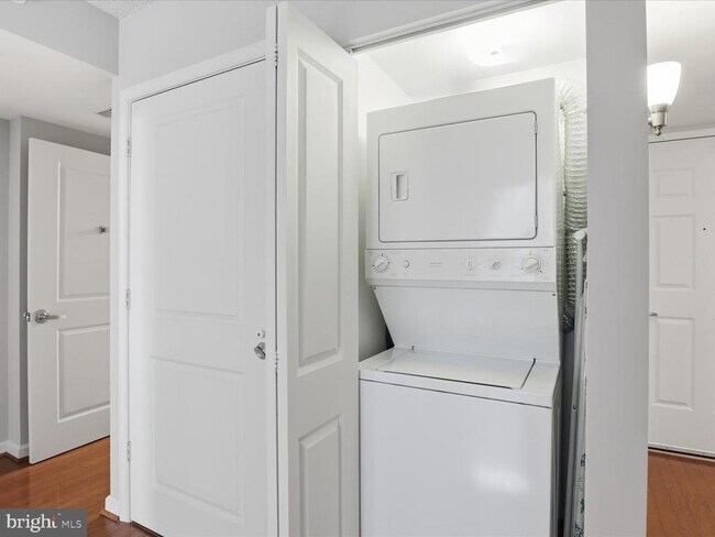 Building Photo - 880 N Pollard St