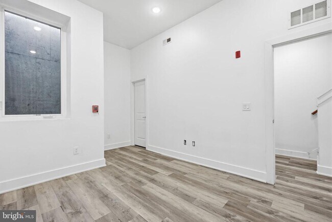Building Photo - 516 W Montgomery Ave