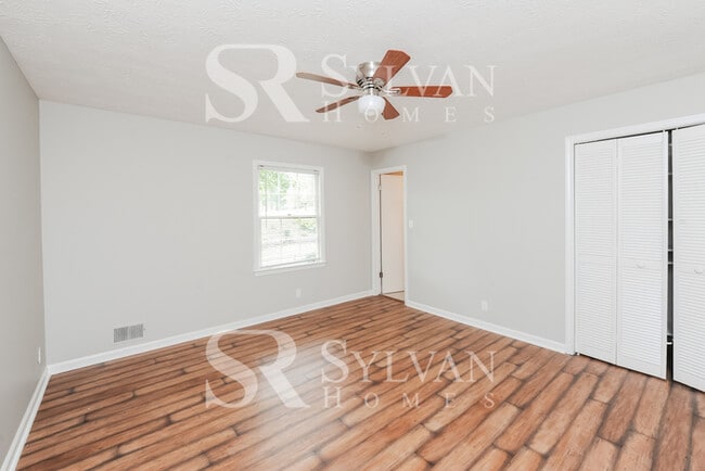 Building Photo - Welcome home to this 4 bedroom, 2 bathroom home