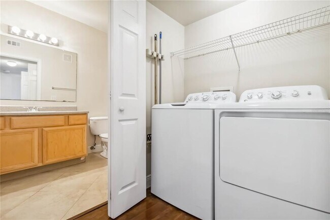 Building Photo - 1025 Villagio Cir