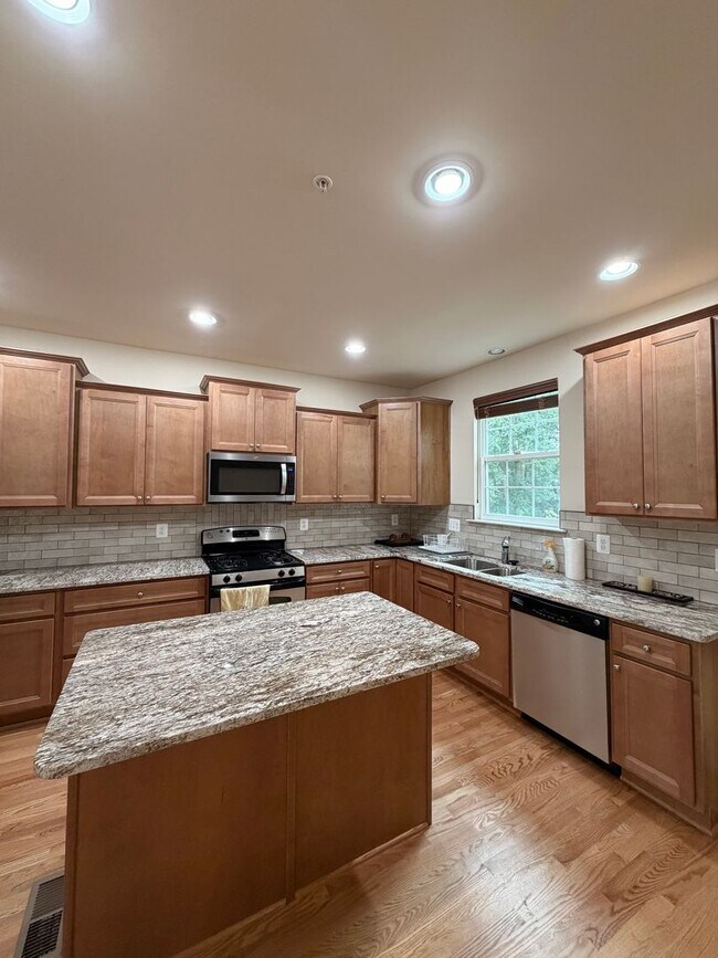 Building Photo - Mockingbird Cr Townhouse Available!!!