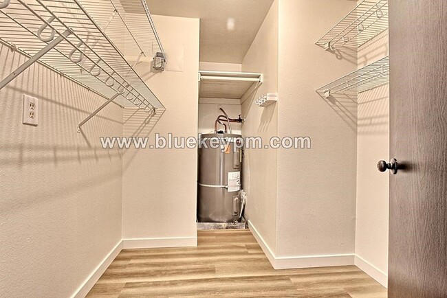 Building Photo - Newly Remodeled  2 Bed, 1 Bath Duplex with...