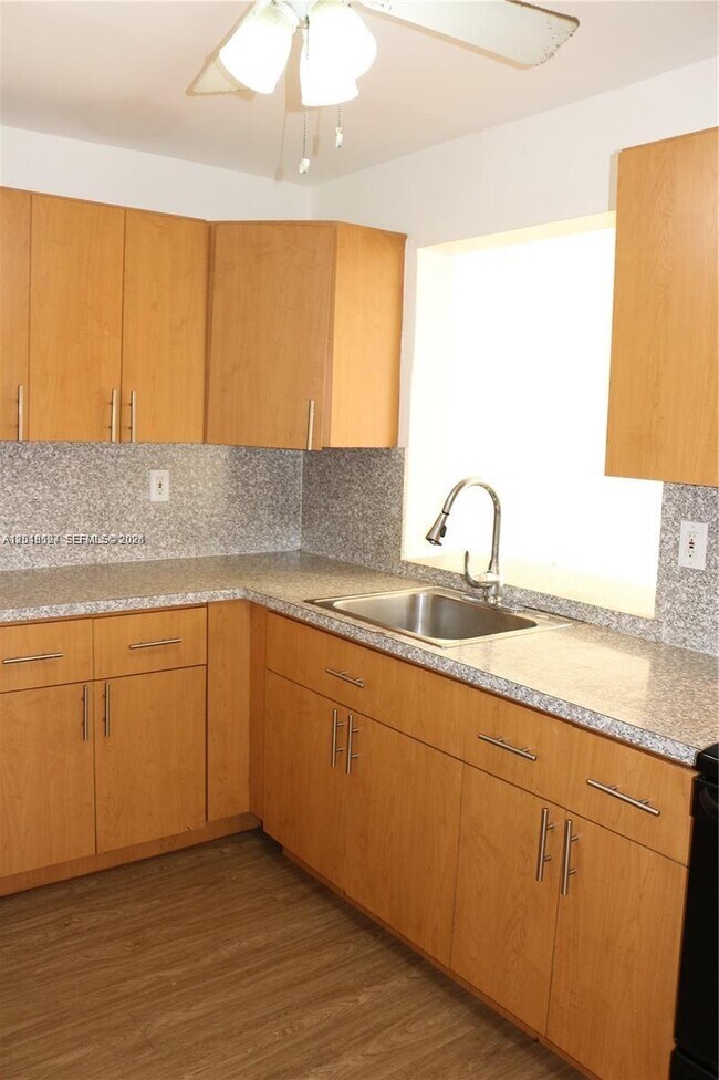 Building Photo - 9611 SW 77th Ave