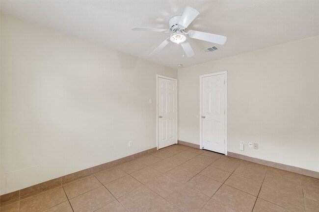 Building Photo - 19755 Cozy Cabbin Dr