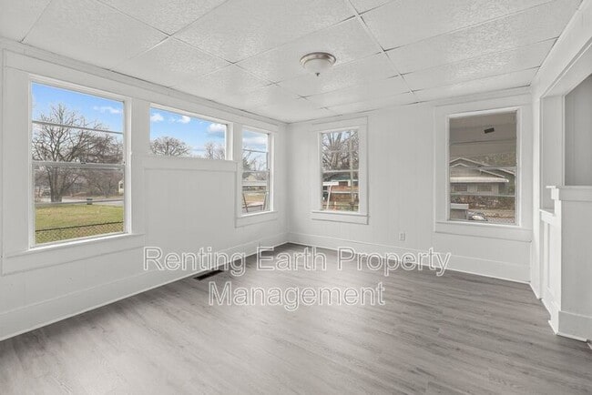 Building Photo - 617 7th St W