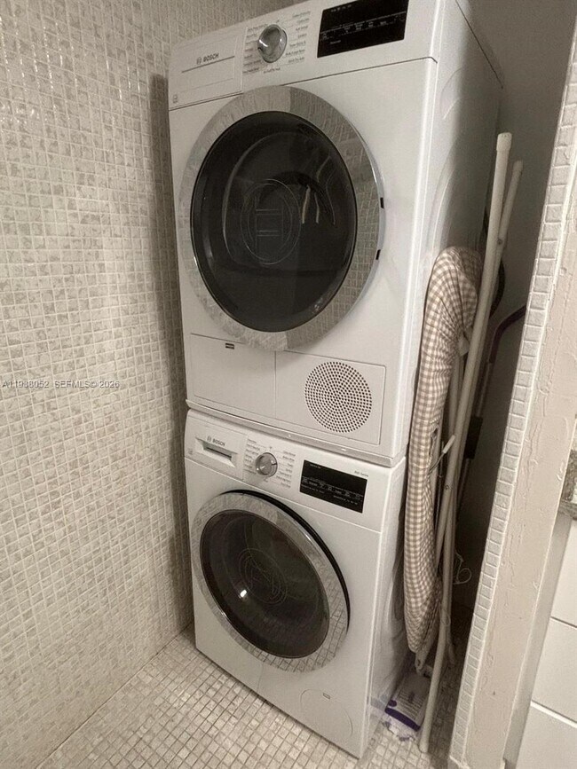 Building Photo - 10101 E Bay Harbor Dr