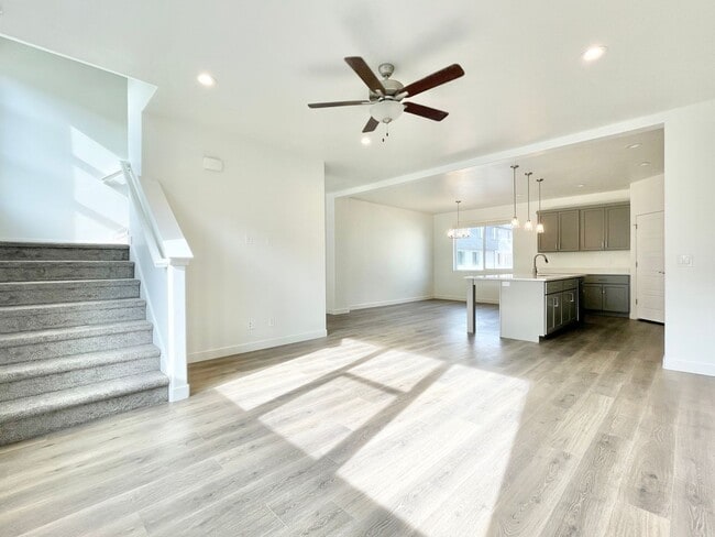 Building Photo - Beautiful Modern Townhome in American Fork!