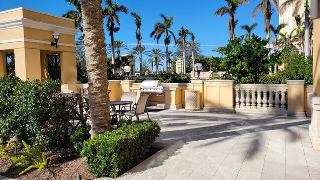 Building Photo - Seasonal only-beautifully renovated downto...
