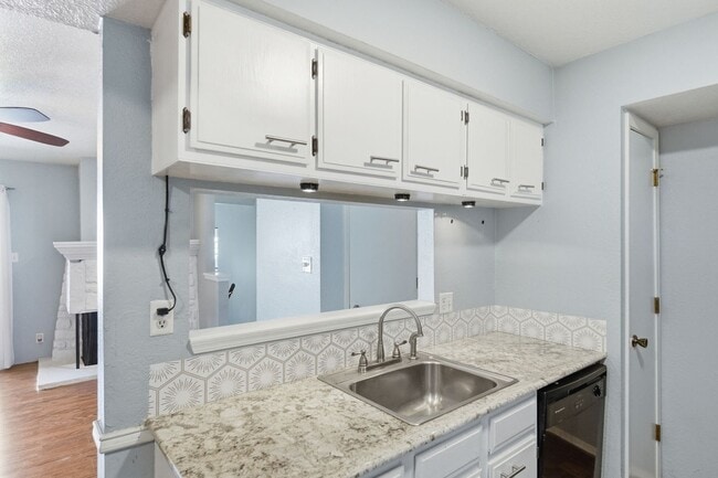 Building Photo - Move-in ready 2-bed, 2-bath condo in the desirable Shadow Mountain community!