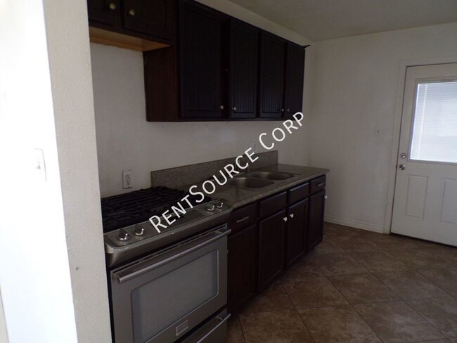 Building Photo - 2 Bedroom Condo For Rent in Barstow