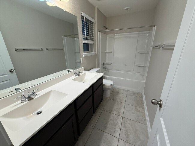 Building Photo - 675 Pebble Bend