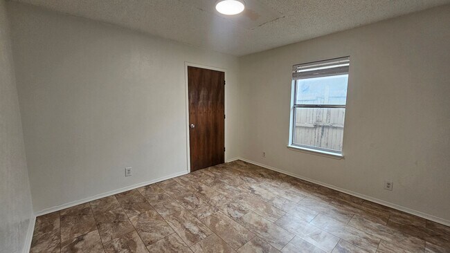 Building Photo - 1002-1002 Mulkey Ln