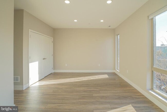 Building Photo - 2222 Frankford Ave
