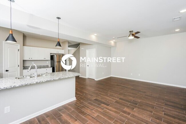 Building Photo - 3 Bedroom Pet-Friendly Home in Jeffersonville, IN with Main Street Renewal