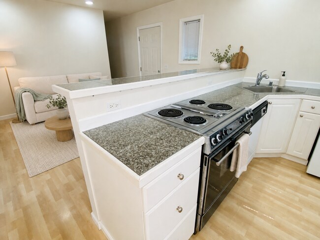 Building Photo - One Bedroom Cottage Style Home in Central Everett