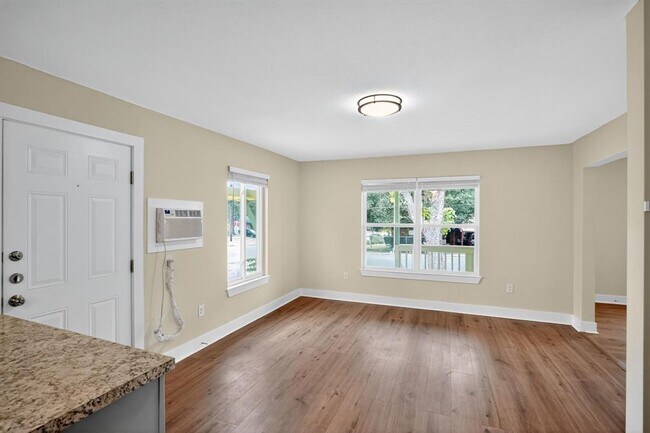 Building Photo - 515 W 8th St