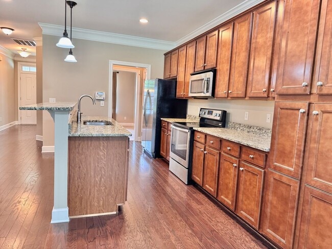 Building Photo - 3 Bedroom, 3 Bathroom Home w/ 2 Car Garage and Fence Backyard