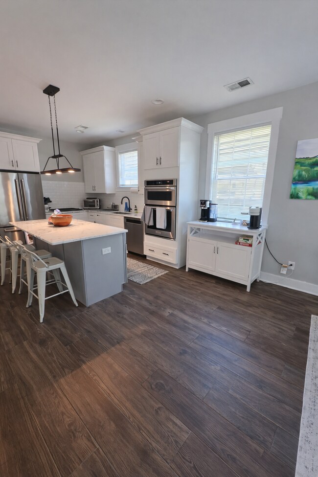 Building Photo - 22M