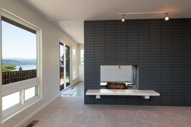 Building Photo - Exceptional Bellevue Home | Lake Sammamish Views | 5 Bed | 3 Bath | 3,380 Sq Ft