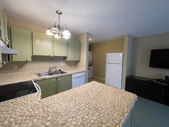 Building Photo - Unfurnished One Bedroom Available Immediately!