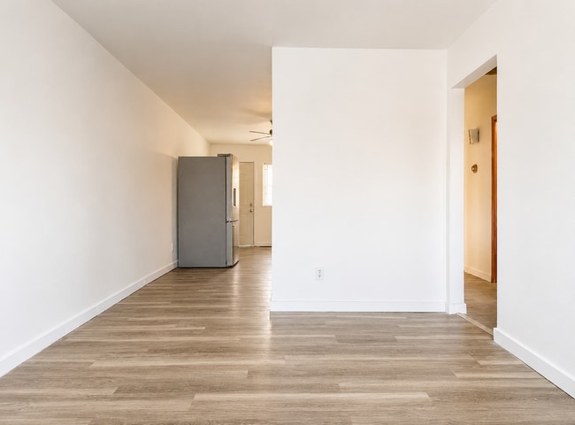Building Photo - 904-904 W Fairlawn Cir