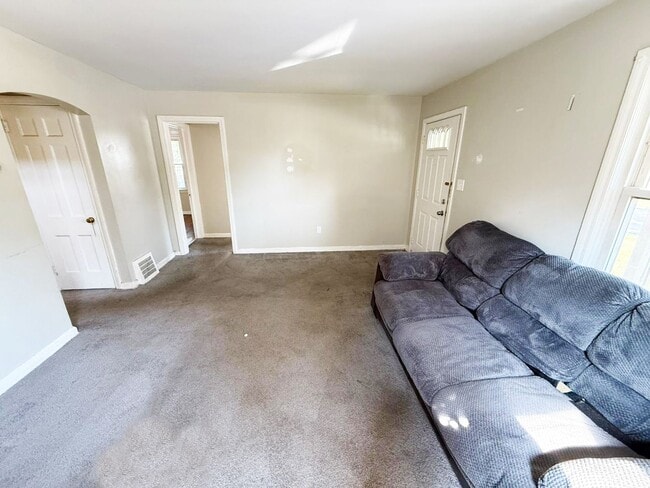 Building Photo - 3 BED 1 BATH BEAUTIFUL SINGLE FAMILY HOME