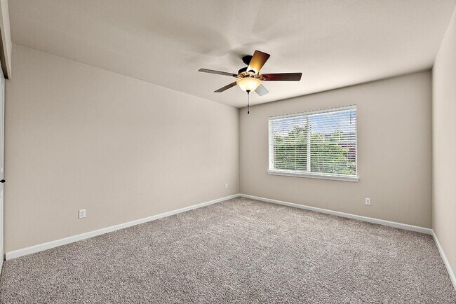 Building Photo - 15592 Chad Dr SE