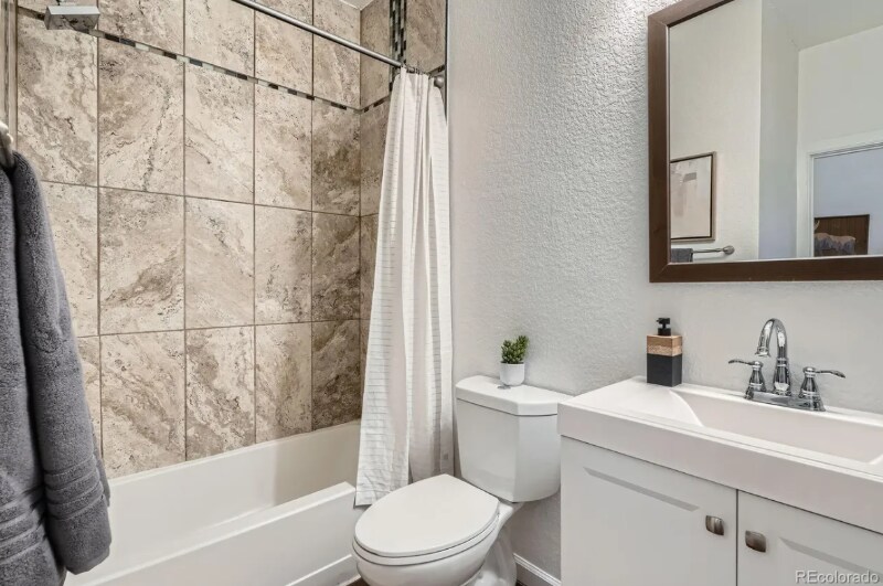 Building Photo - 2426 S Acoma St