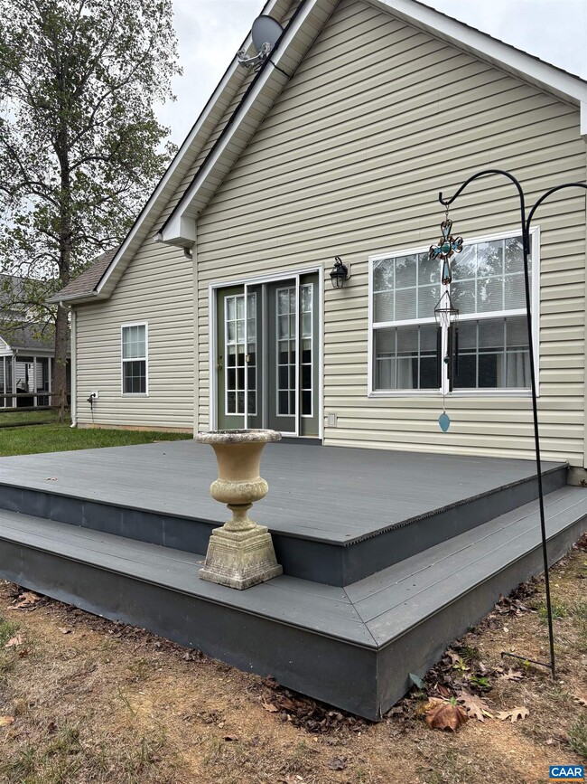 Building Photo - 127 Deerwood Dr