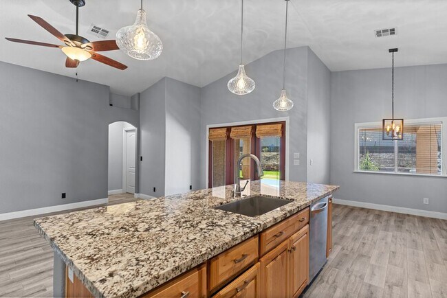 Building Photo - Spacious Single Story, 4 Bedroom "Henderso...