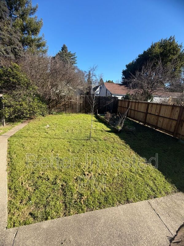 Building Photo - 559 N Oak St