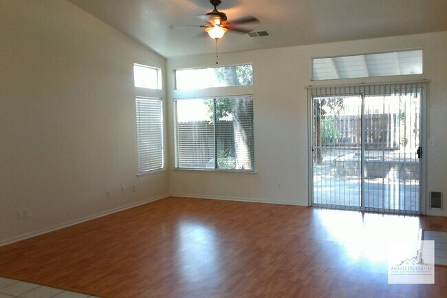 Building Photo - Wonderful 3 Bedroom Home in Sought After Northeast Fresno!