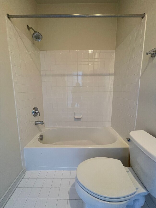 Building Photo - Lovely 3 BR/3.5 BA Townhome in Brookline!