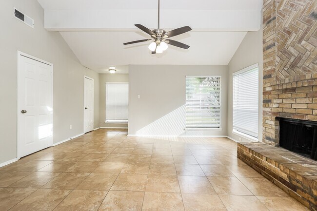 Building Photo - 2322 Piddler Dr