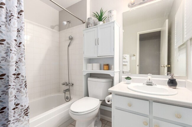 Building Photo - Beautiful 2 Bedroom Condo Across from Aurora Medical Center