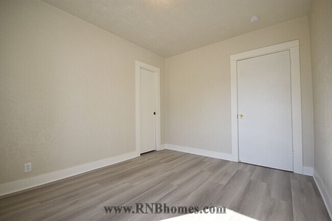 Building Photo - 566 B St