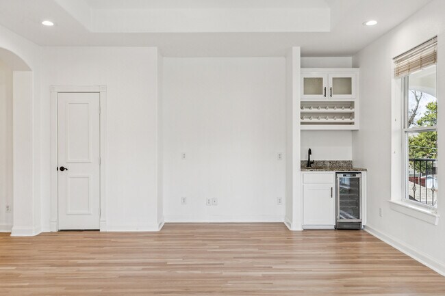 Building Photo - 6931 Belmont Ave