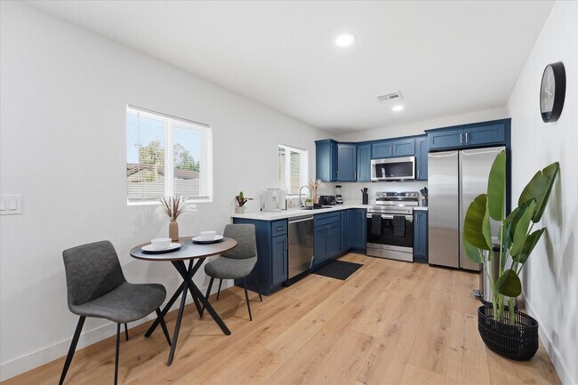 Building Photo - 1548 N Upland Cir